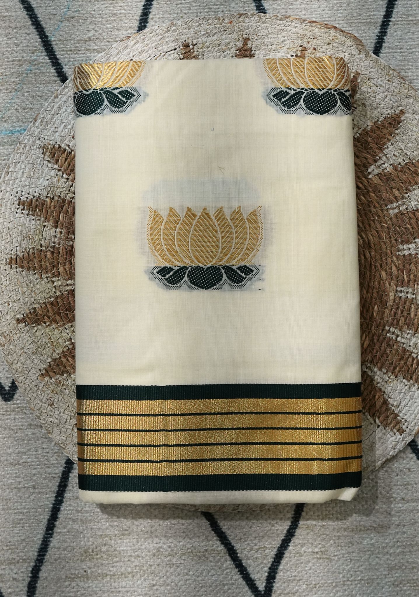 Haritha Thamara Contrast Kasavu Saree